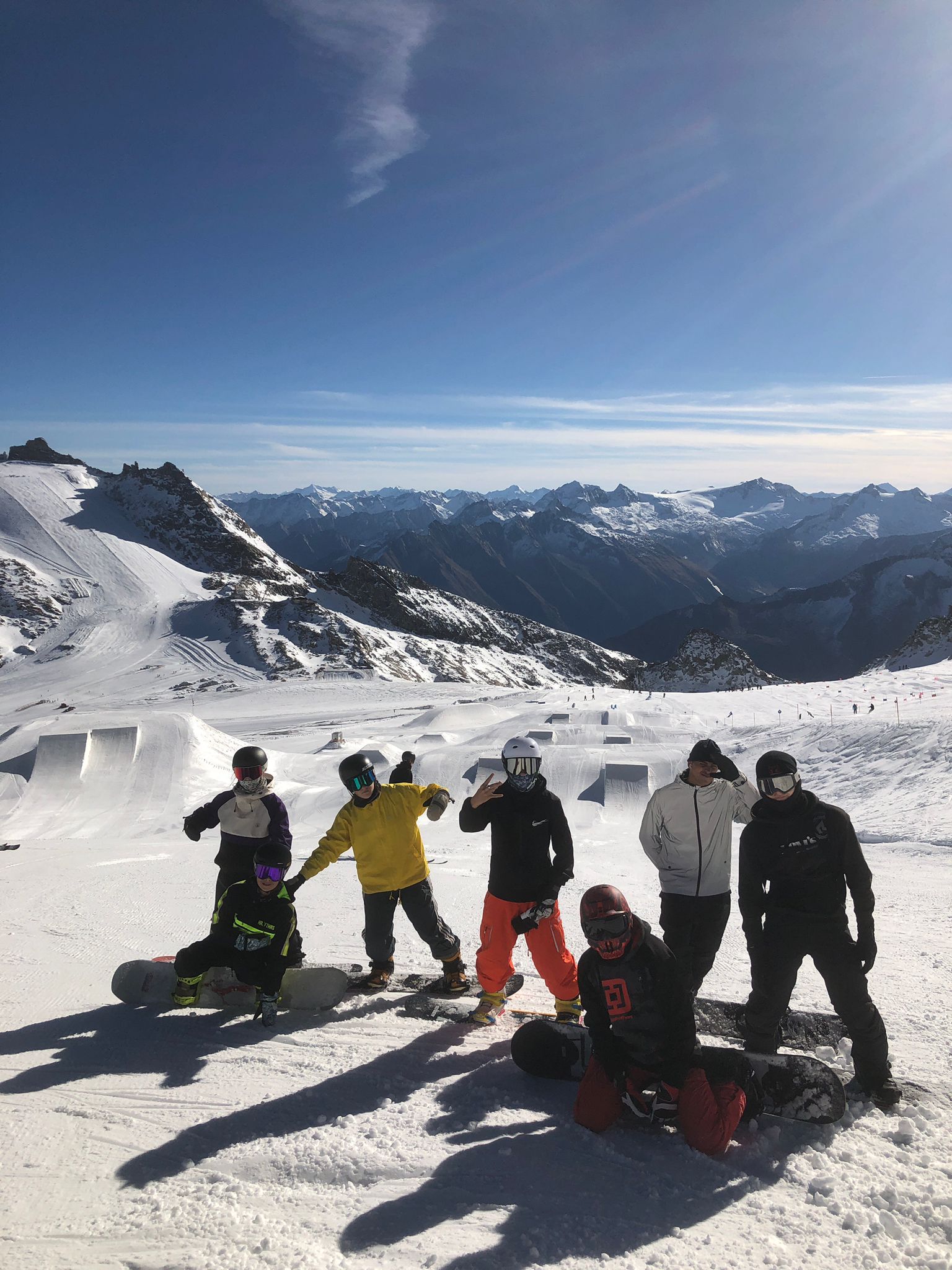 Družstvo snowboardistů našeho klubu zahájilo přípravu na ledovci